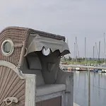 Inselblume 86 - Luxus-hausboot Am Yachthafen Burgstaaken *