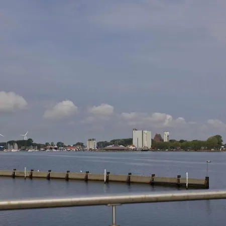 Inselblume 86 - Luxus-hausboot Am Yachthafen Burgstaaken * Burgtiefe auf Fehmarn