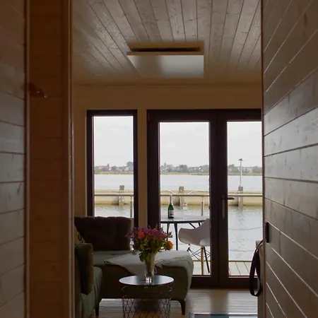 Úszó hotel Inselblume 86 - Luxus-hausboot Am Yachthafen Burgstaaken Burgtiefe auf Fehmarn