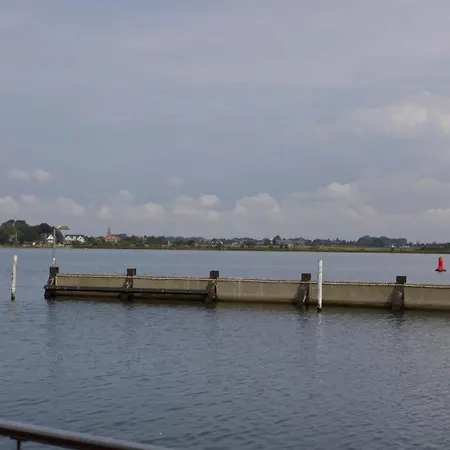 Botel Inselblume 86 - Luxus-hausboot Am Yachthafen Burgstaaken Burgtiefe auf Fehmarn