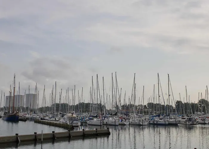 Inselblume 86 - Luxus-hausboot Am Yachthafen Burgstaaken *